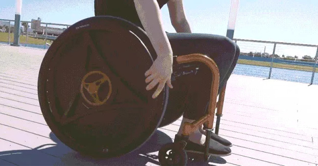 Chiếc xe lăn hoạt động "ngược đời" nhưng có nhiều lợi ích cho sức khỏe