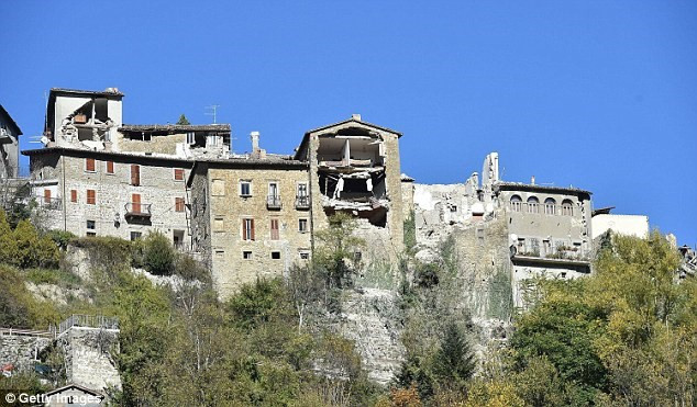 Cảnh tượng tan hoang sau trận động đất ở Italy