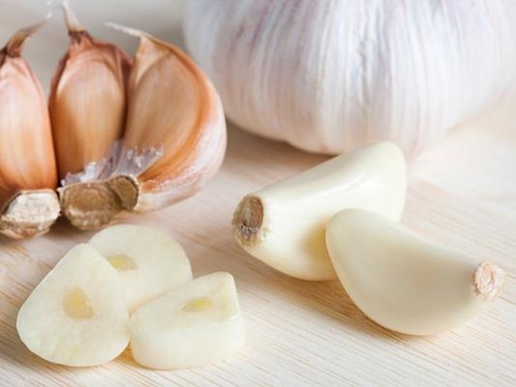 Tác dụng phụ đáng sợ của tỏi người dùng cần tránh