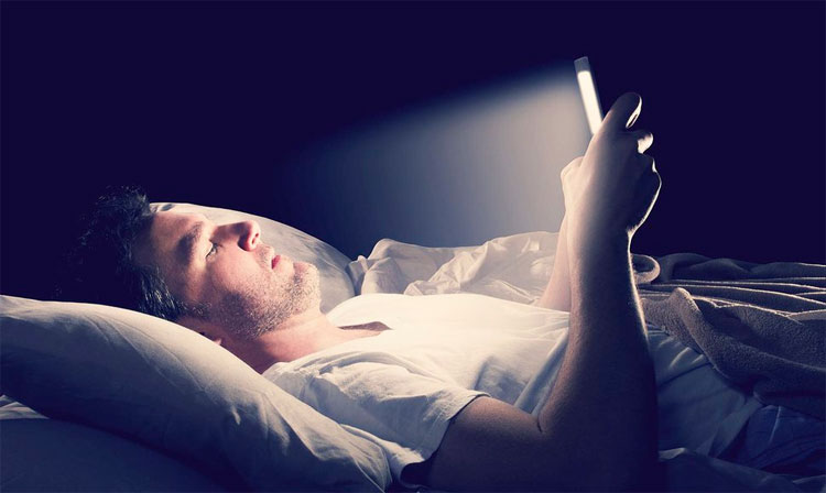 Ánh sáng xanh phát ra từ màn hình điện thoại vào ban đêm khiến não ngừng sản xuất melatonin.