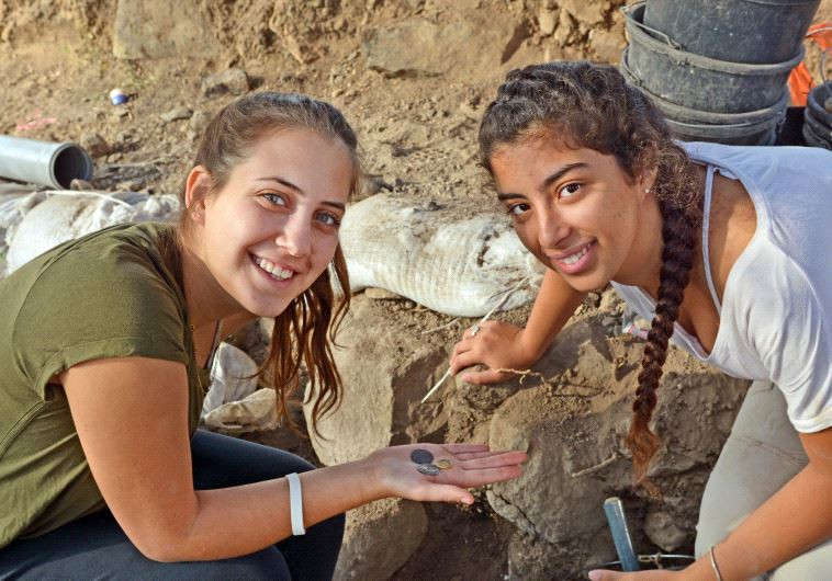 Hai nữ sinh tìm ra đồng xu 1200 tuổi