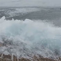 Cảnh tượng sóng liên tục vỗ vào bờ dù bị đóng băng