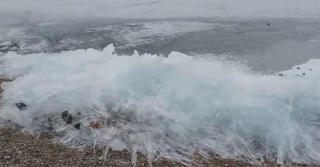 Cảnh tượng sóng liên tục vỗ vào bờ dù bị đóng băng