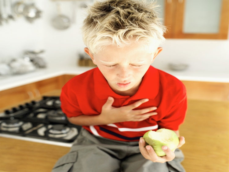 Điều gì xảy ra nếu thức ăn đi vào đường hô hấp?