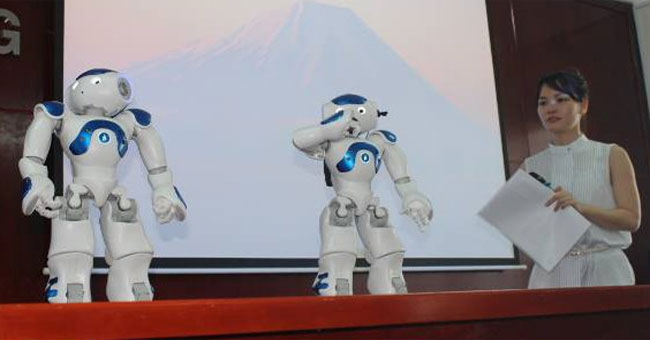Robot thông minh dạy ngoại ngữ cho sinh viên ở Đồng Nai