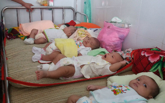 Bệnh viêm phổi góp phần khiến khoa Hô hấp Bệnh viện Nhi đồng thường xuyên quá tải với 4-5 trẻ một giường. 