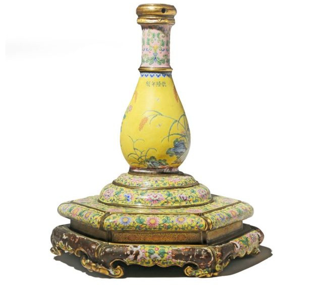 Lọ hoa quý thời Càn Long giá 78.000USD