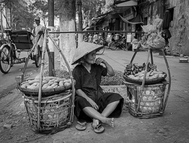 Cụ bà bán khoai lang và chuối luộc, 1999.