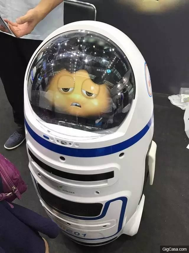 Robot Trung Quốc đập vỡ kính, gây thương tích cho con người
