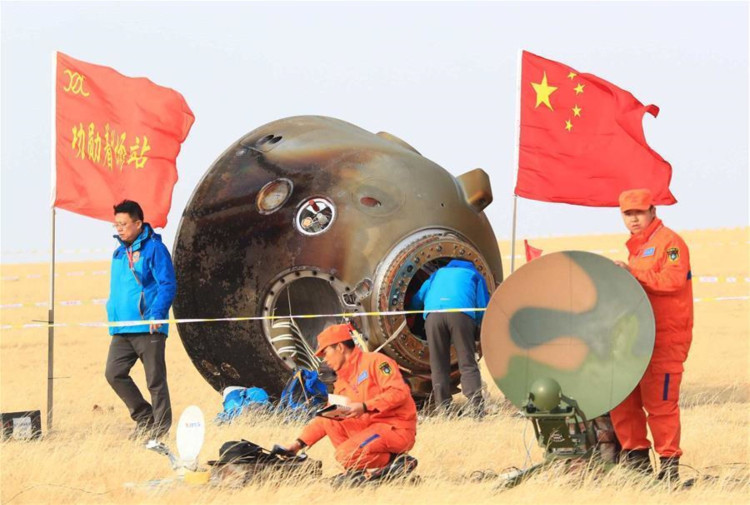 Phi hành gia Trung Quốc trở về Trái Đất sau một tháng trên vũ trụ