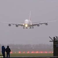 Video: Máy bay A380 trổ tài hạ cánh chiều ngang trong bão lớn