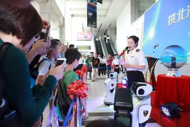 Robot sân bay biết nói 28 thứ tiếng và truy tìm tội phạm