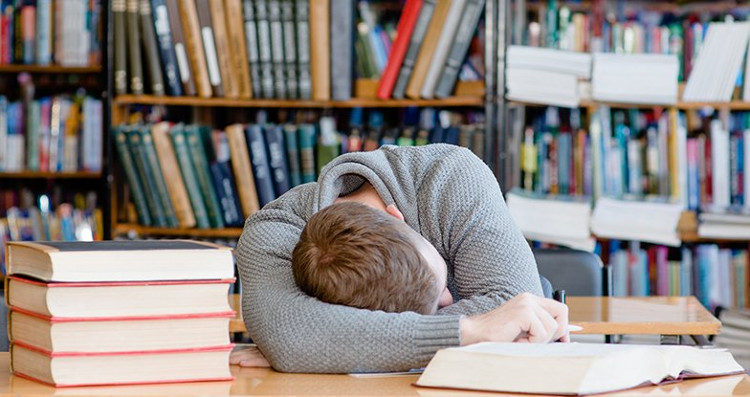 Giấc ngủ ngắn trước khi thi tốt hơn cố học nhồi nhét