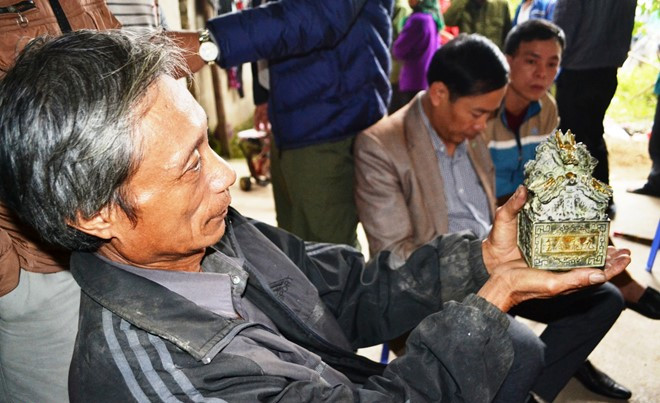 Người dân đào được vật giống ấn tín của vua tại vườn