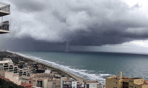 Vòi rồng khuấy đảo bờ biển Valencia hôm 27/11.