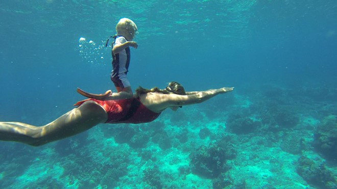 "Thợ lặn nhí" bám trên lưng mẹ, đắm mình trong hố sụt ngầm và chỉ trồi lên mặt nước để thở cứ sau 15-20 giây.