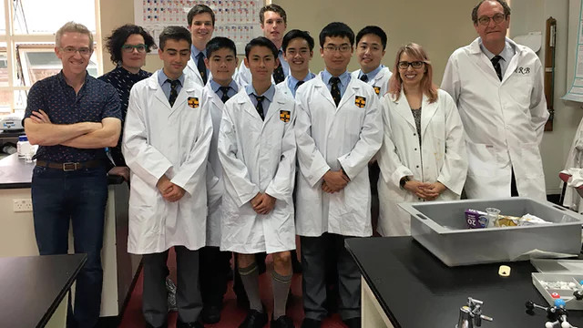 Học sinh Australia sản xuất thuốc cho người nhiễm HIV