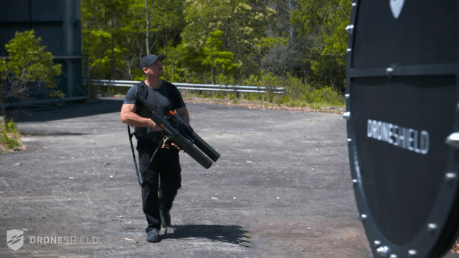 DroneGun - súng bắn sóng gây nhiễu, buộc drone hạ cánh theo ý muốn