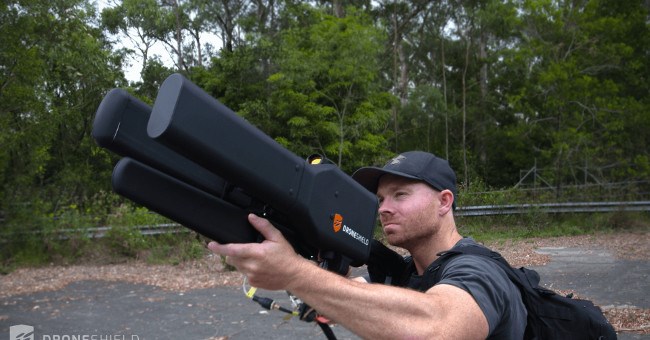 DroneGun - súng bắn sóng gây nhiễu, buộc drone hạ cánh theo ý muốn