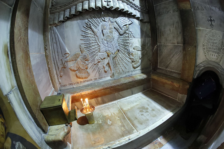Nhà thờ Holy Sepulchre ở Jerusalem được cho là nơi chúa Giêsu đã được chôn cất 3 ngày rồi sau đó sống dậy.