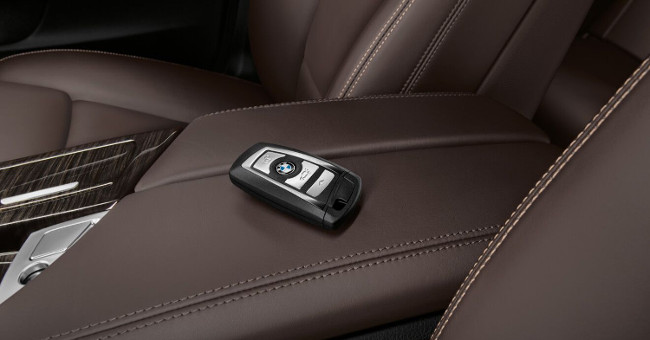 Sử dụng công nghệ khóa xe từ xa của BMW để nhốt trộm