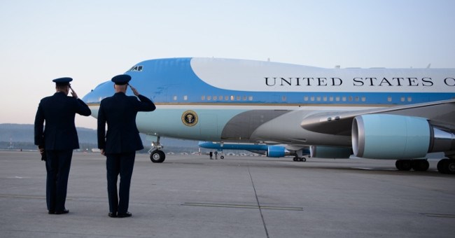 Cảm giác bay trên Air Force One như thế nào?
