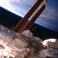 Video: UFO hình điếu thuốc nháy sáng bay gần trạm ISS