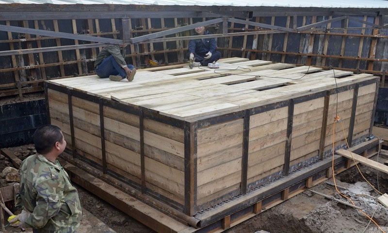 Trung Quốc đóng gói mộ cổ 30 tấn chuyển về phòng thí nghiệm