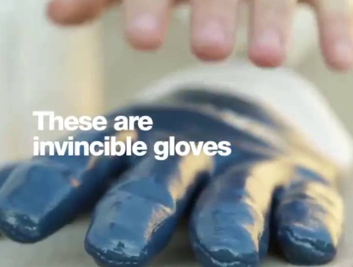 Đôi găng tay siêu bền.