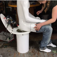 Video: Nữ Youtuber chế tạo chiếc máy chùi mông