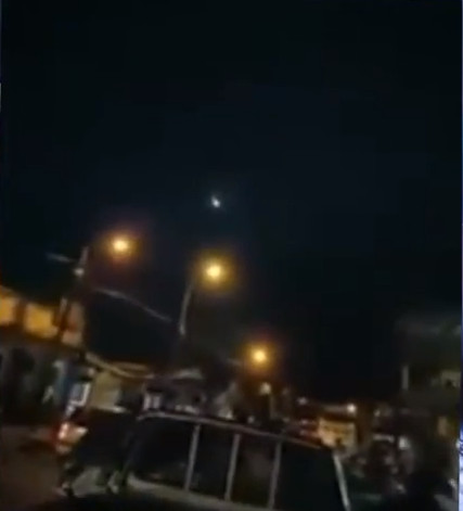 Quả cầu xanh cháy sáng trong bầu trời đêm.