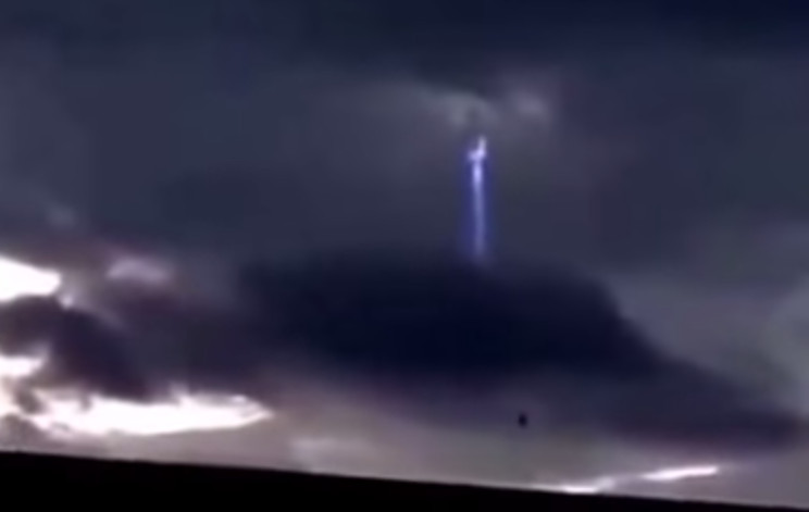 Một cột ánh sáng thẳng đứng xuất hiện trên bầu trời từ một vật thể bí ẩn Một cột ánh sáng thẳng đứng xuất hiện trên bầu trời từ một vật thể bí ẩn