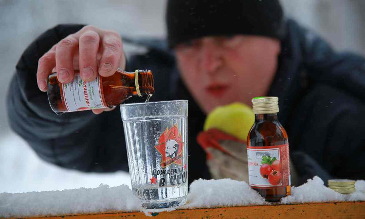 Nhiều người Nga ngộ độc sau khi uống sữa tắm thay rượu.