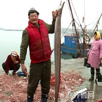 Ngư dân Trung Quốc bắt được lươn "khủng" dài gần 2m