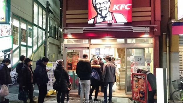 Nhu cầu tiêu thụ món gà rán KFC trong dịp Giáng Sinh ở Nhật cao tới mức nhiều người sẵn lòng xếp hàng hàng tiếng đồng hồ để mua