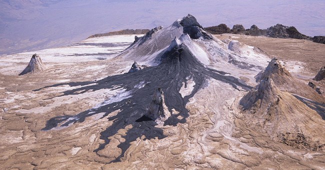 Ngọn núi lửa duy nhất trên thế giới nếu lỡ ngã vào bạn vẫn sống sót