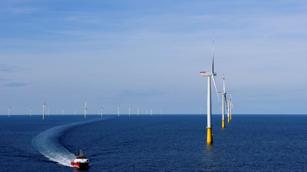 Đan Mạch: Một chiếc thuyền đi ngang cánh đồng điện gió DanTysk