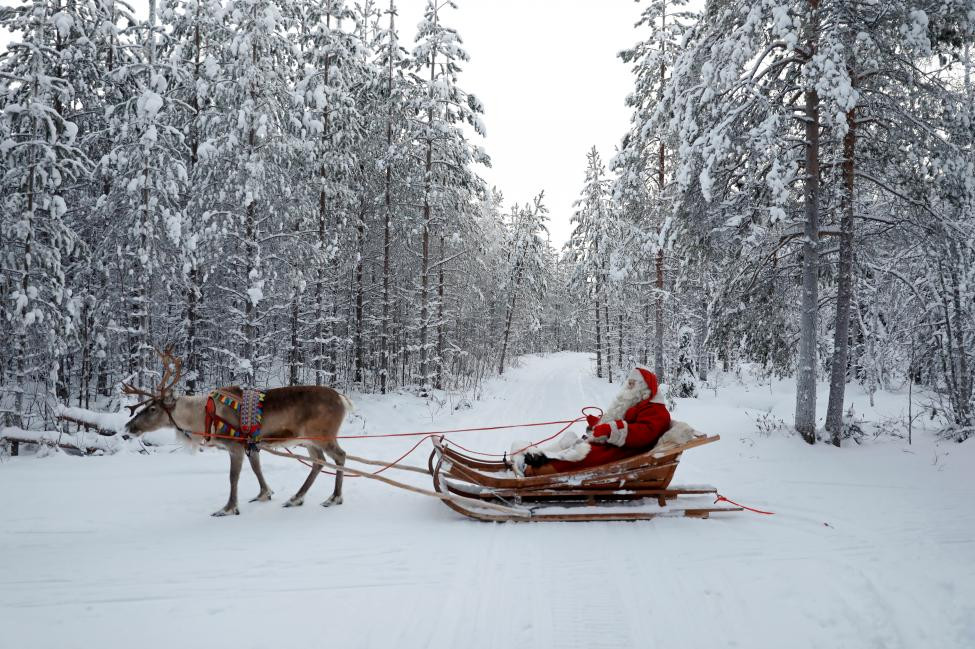 Phần Lan: Một ông già Noel cưỡi xe tuần lộc trong dịp Giáng sinh gần thành phố Rovaniemi ngày 15-12