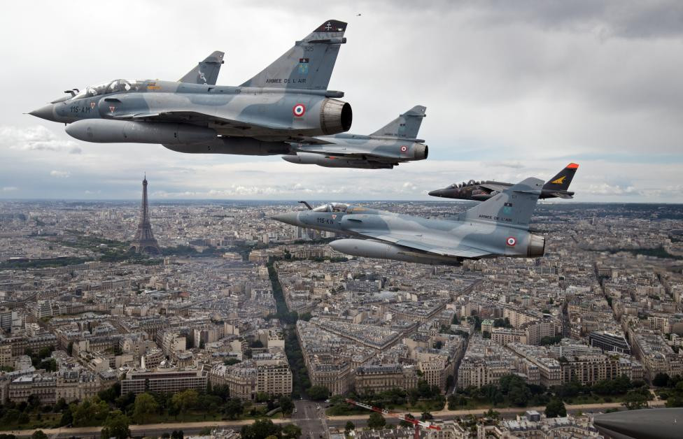 Pháp: Bốn chiếc tiêm kích Mirage 2000C và một máy bay phản lực Alpha bay qua Paris trên đường tham gia cuộc diễu hành quân sự trong ngày Quốc khánh Pháp 14-7.