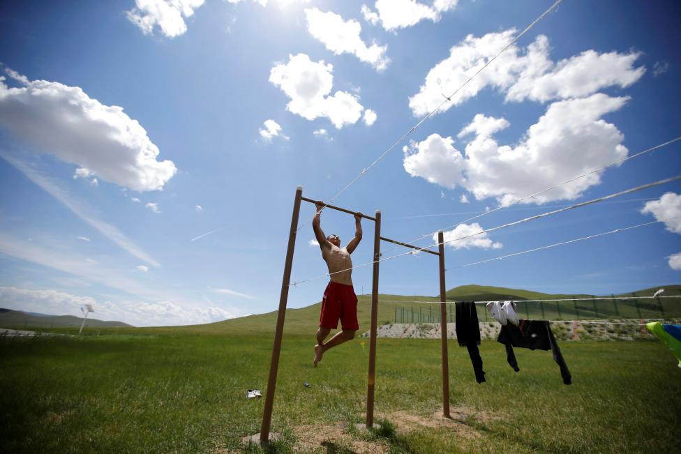 Mông Cổ: Một vận động viên đô vật của đội tuyển Olympic tập xà đơn sau buổi huấn luyện thường nhật bên ngoài trung tâm huấn luyện 