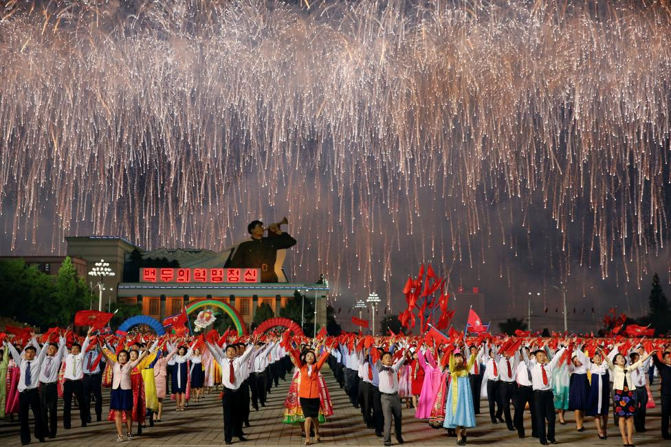 Triều Tiên: Pháo hoa tưng bừng cùng màn trình diễn nghệ thuật hoành tráng tại quảng trường chính của thủ đô Bình Nhưỡng ngày 10-5,