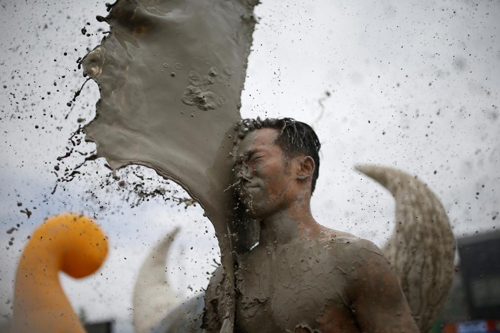 Hàn Quốc: Một du khách bị bùn văng vào mặt khi tham gia Lễ hội bùn Boryeong ở bãi biển Daecheon