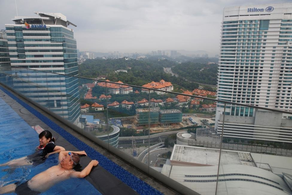 Malaysia: Du khách thư giãn bên bể bơi