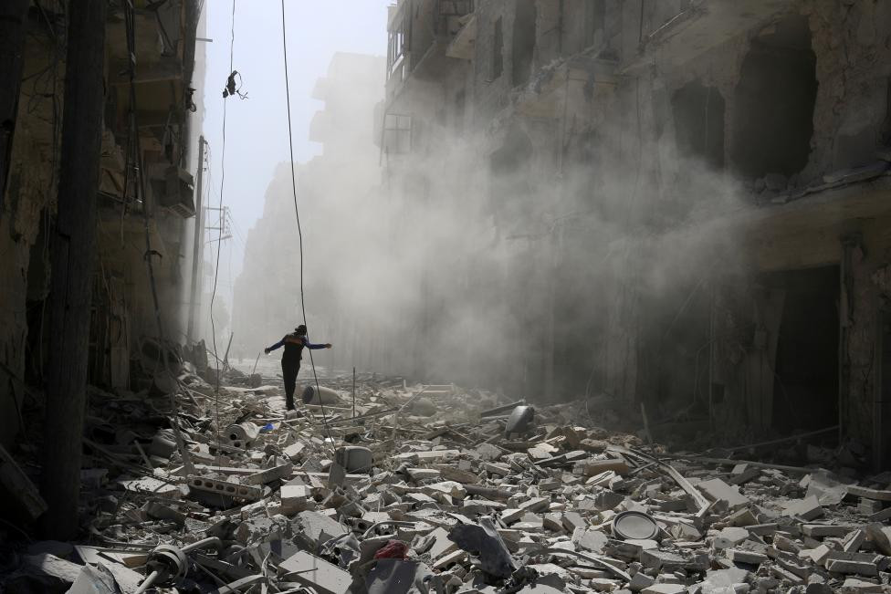 Syria: Một người đàn ông bước trên đống đổ nát sau cuộc không kích tại khu vực al-Qaterji 