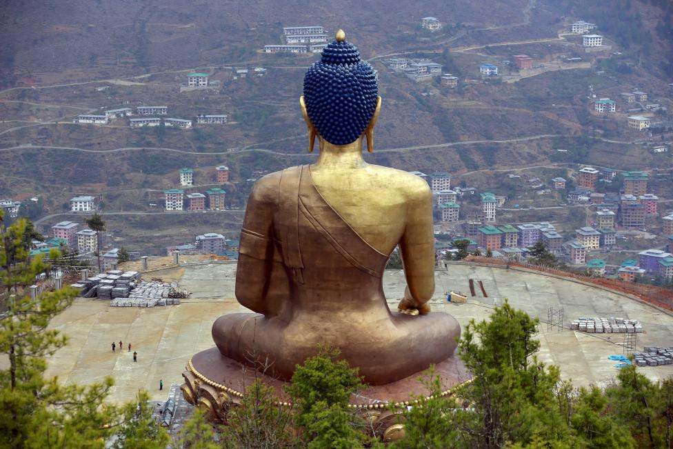 Bhutan: Bức tượng Phật Dordenma nhìn ra thị trấn Thimphu, Bhutan. 