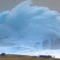Cột sóng cao hơn 14m "đóng băng" ngoài bờ biển Anh