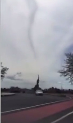 Vòi rồng chạm vào tượng thần rắn Naga.