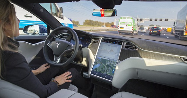 Xe Tesla có thể "né" tai nạn phía trước chỉ trong vài tích tắc