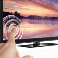 Vì sao màn hình LCD gợn sóng khi chạm ngón tay vào?
