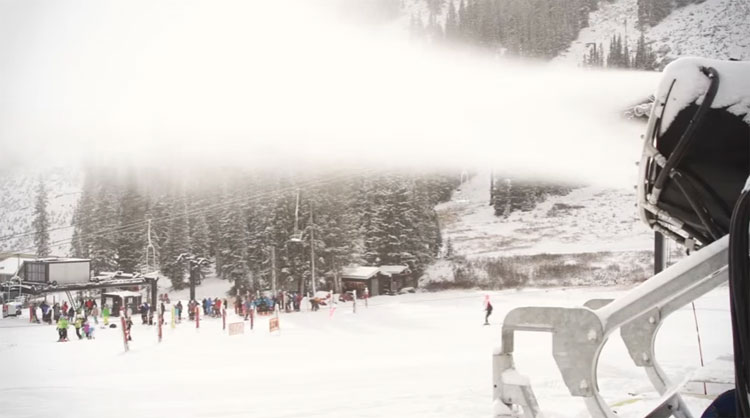 Máy phun tuyết nhân tạo.